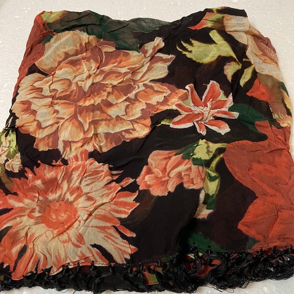 “ATG”ALL THAT GLITTERS OF SAN FRANCISCO BRAND NEW FLORAL FRINGED SCARF/SHAWL - Picture 6 of 10
